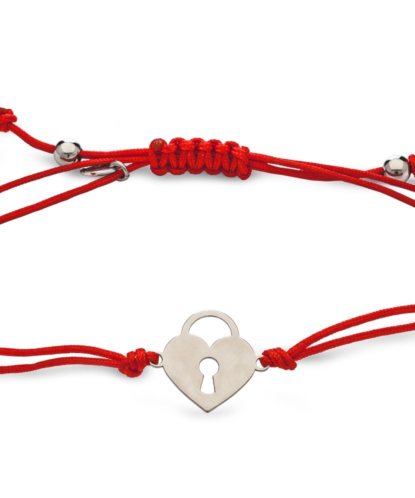 Браслет из красной нити с серебряной подвеской