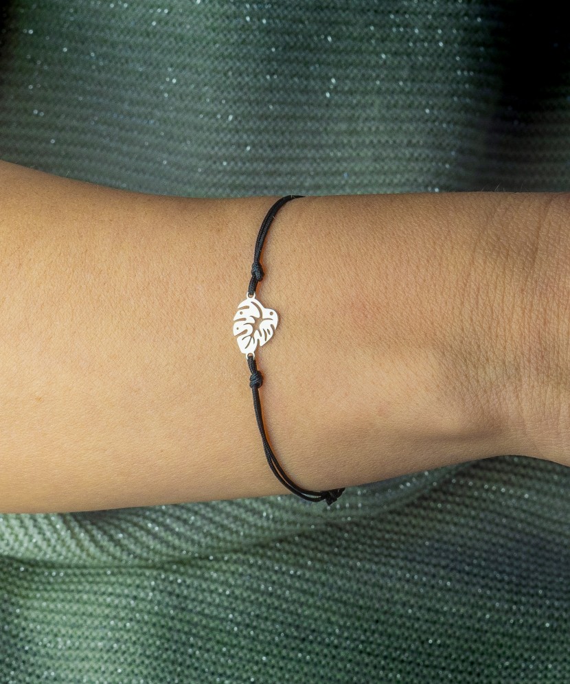 Браслет из чёрной нити с серебряной подвеской "Лист"