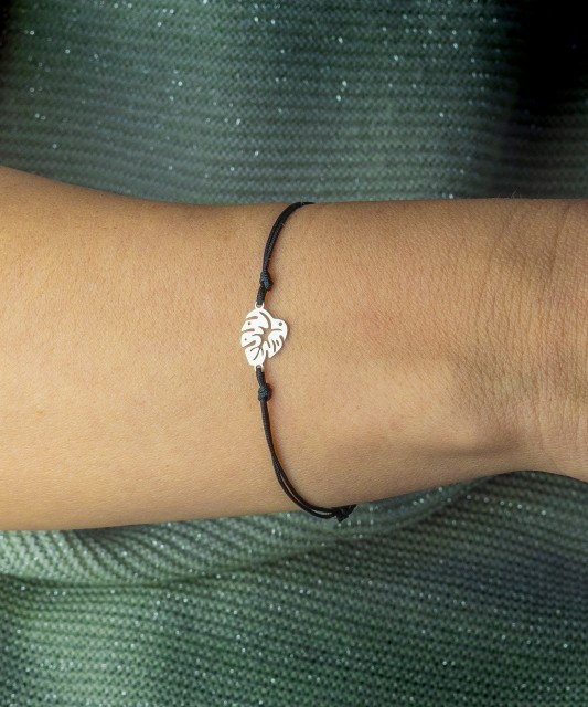 Браслет из чёрной нити с серебряной подвеской "Лист"
