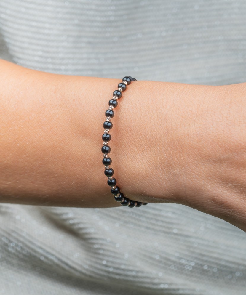 Mustast lõngast käevõru kulla ja oonüksitega - Kullaga keermestatud käevõrud - Goldinga