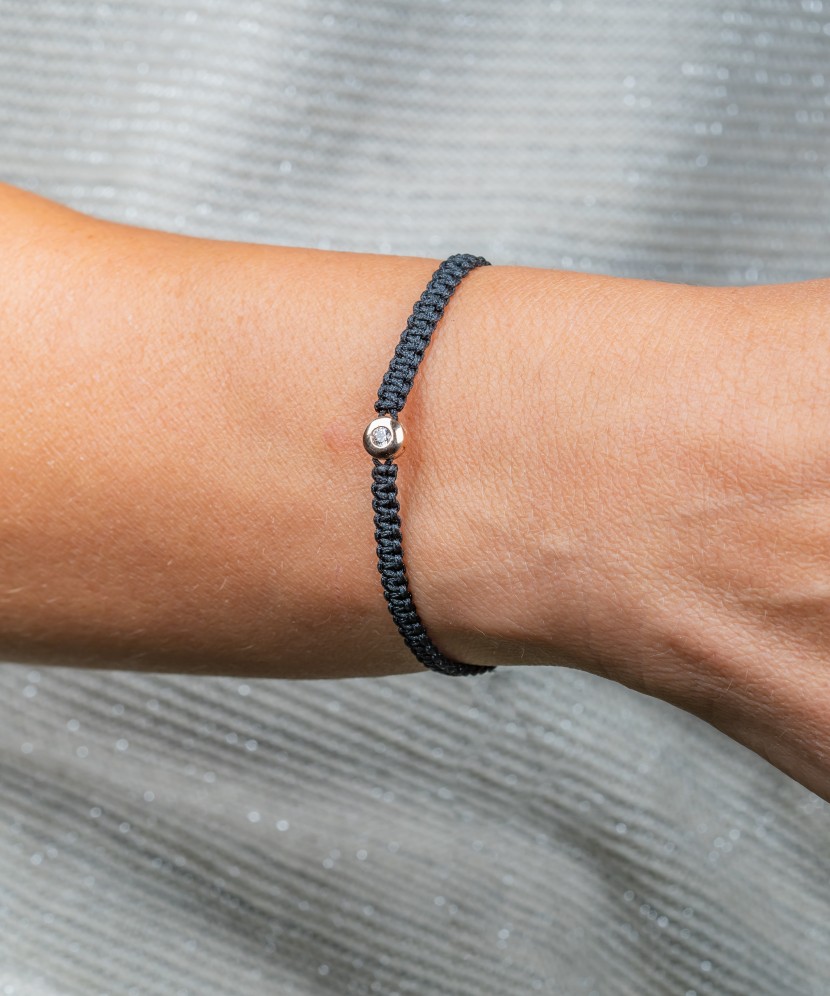 Mustast lõngast käevõru kuldripatsiga - Kullaga keermestatud käevõrud - Goldinga