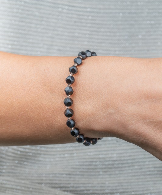 Браслет из чёрной нити с золотом и ониксами