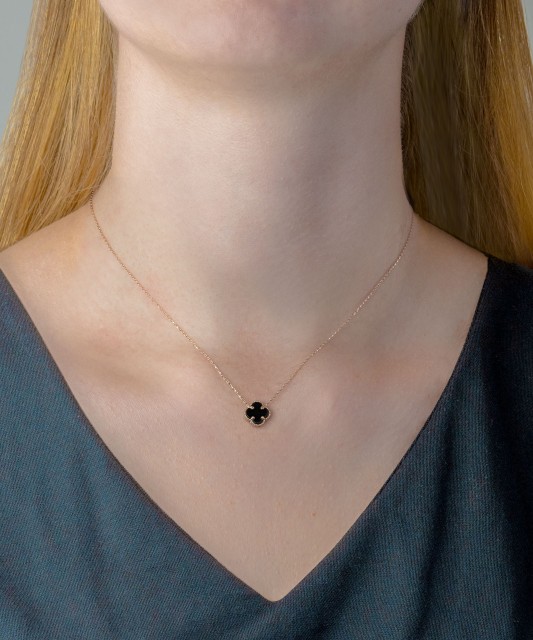 Золотая цепочка с подвеской из оникса