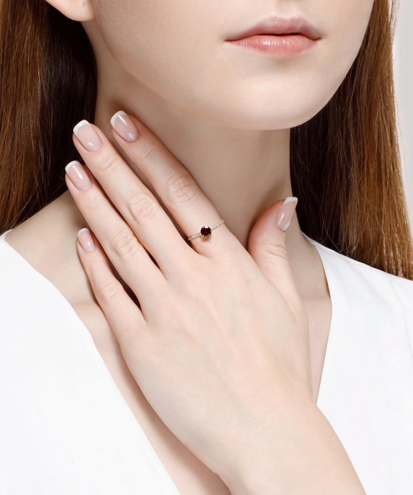 Auksinis žiedas su granatu ir cirkoniais