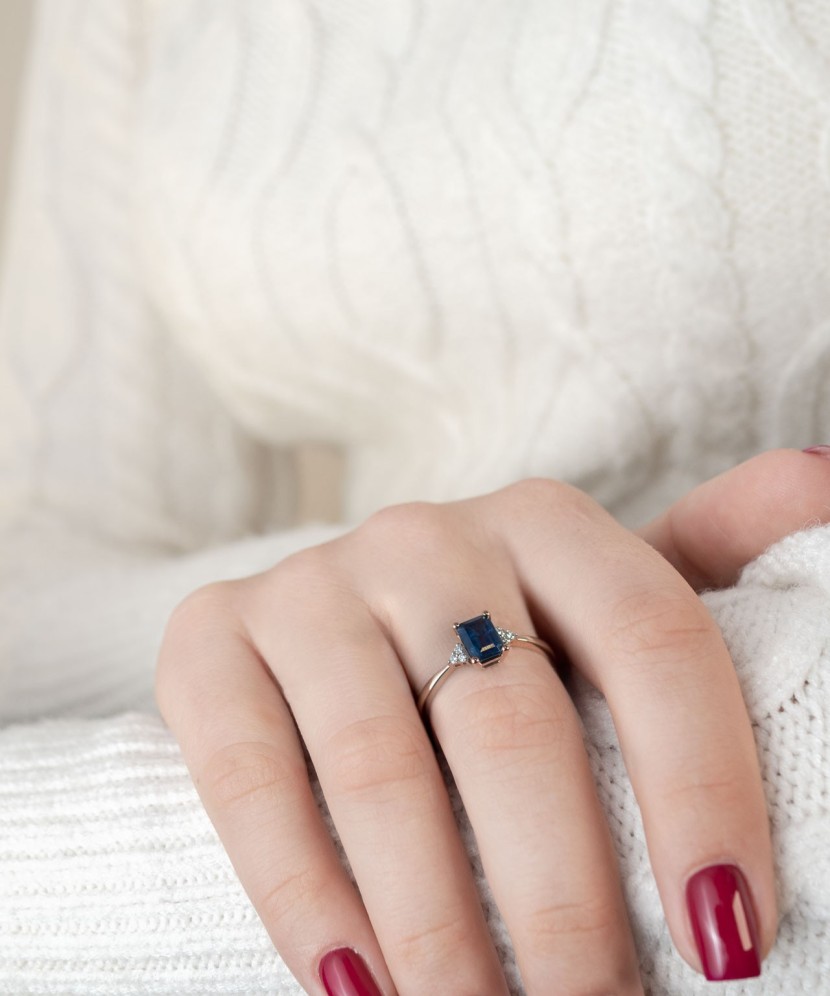 Золотое кольцо с сапфиром и бриллианты