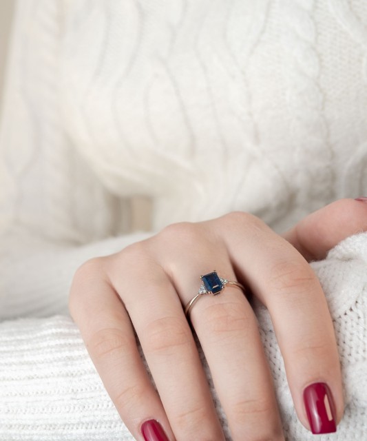 Золотое кольцо с сапфиром и бриллианты