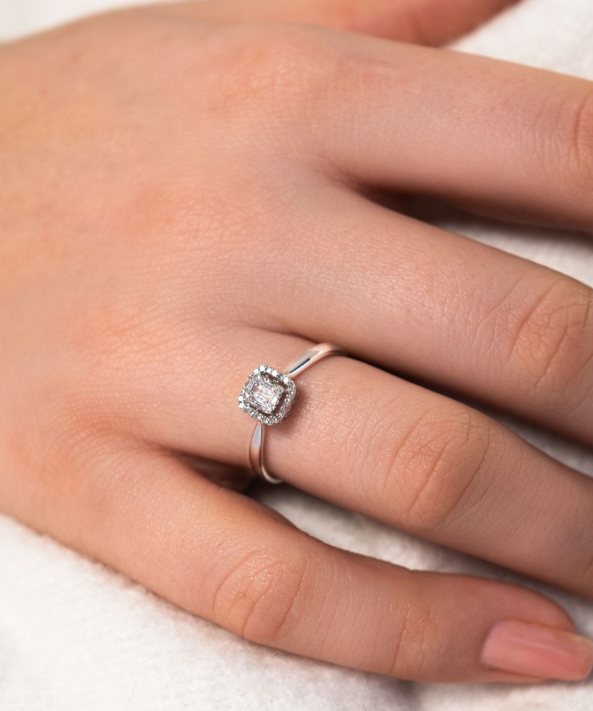 Кольцо из белого золота с бриллиантами