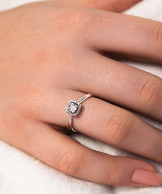 Кольцо из белого золота с бриллиантами