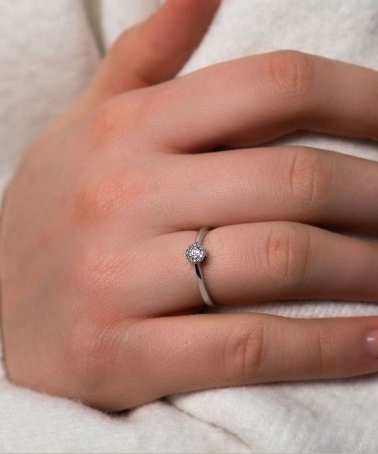 Valgest kullast teemantidega sõrmus