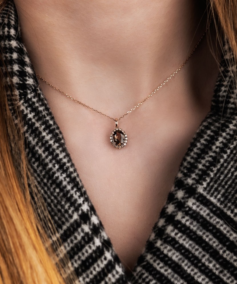 Kuldne ripats teemantide ja suitsukvartsiga