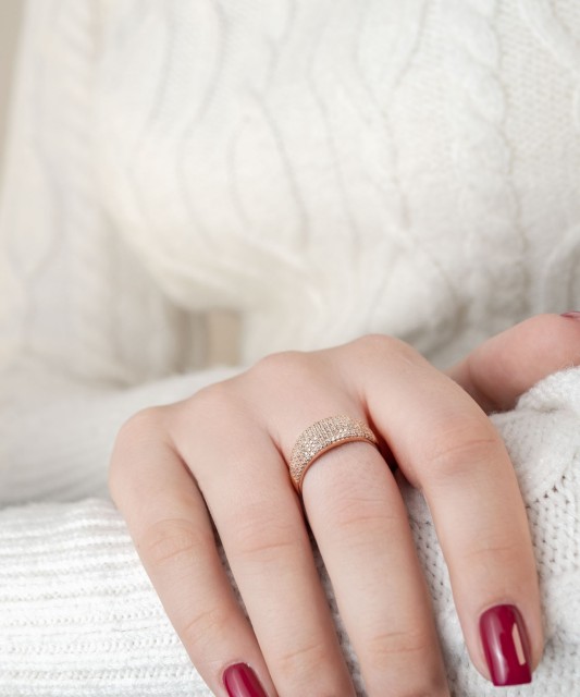 Kuldsõrmus tsirkoonidega