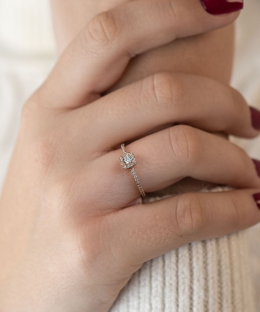 Kuldsõrmus tsirkoonidega