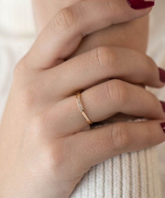 Kuldsõrmus tsirkoonidega