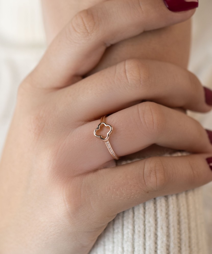 Kuldsõrmus tsirkoonidega