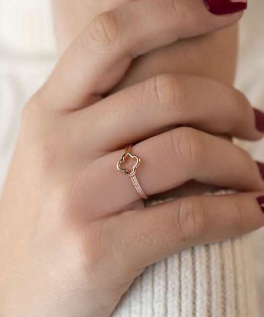 Kuldsõrmus tsirkoonidega