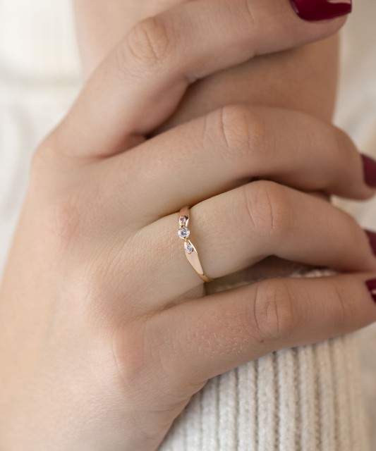 Kuldsõrmus tsirkoonidega