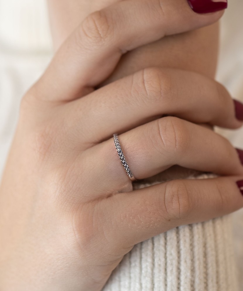 Valgest kullast sõrmus tsirkoonidega