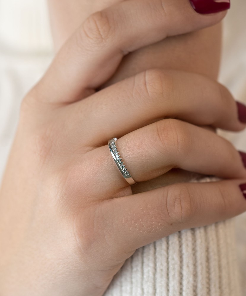 Valgest kullast sõrmus tsirkoonidega