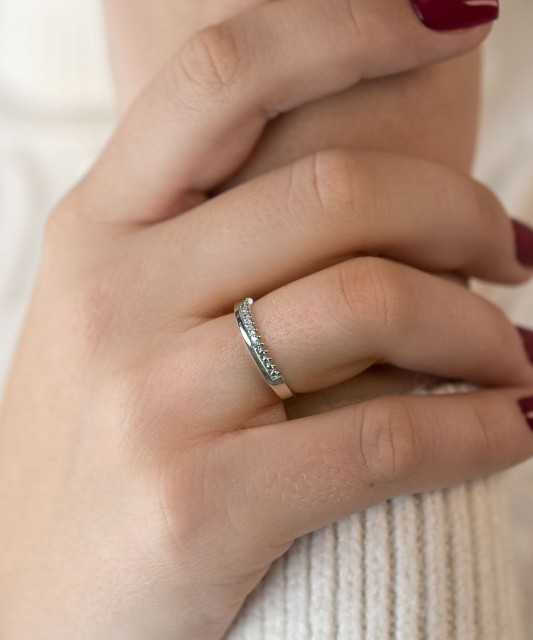 Кольцо из белого золота с цирконами