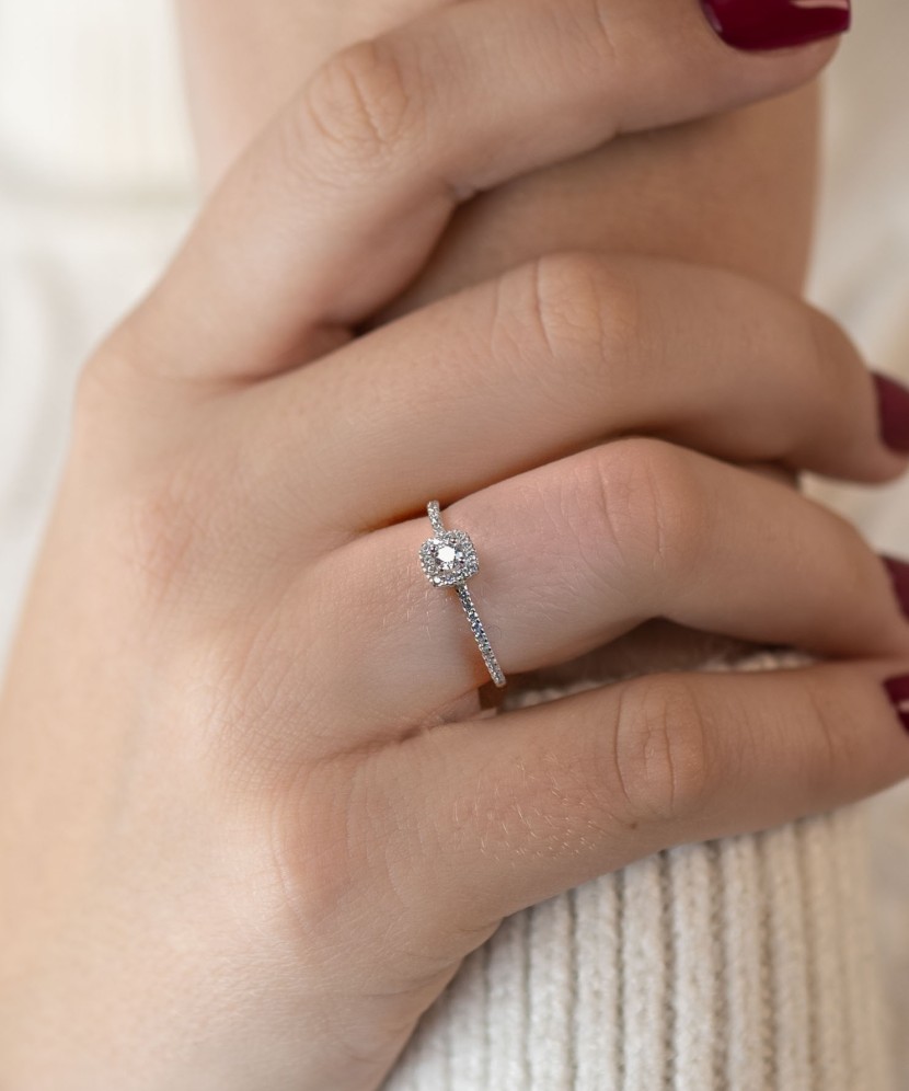 Valgest kullast sõrmus tsirkoonidega