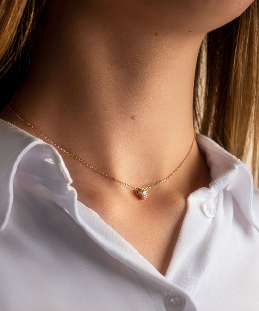 Kuldkett tsirkoonist ripatsiga "Süda"