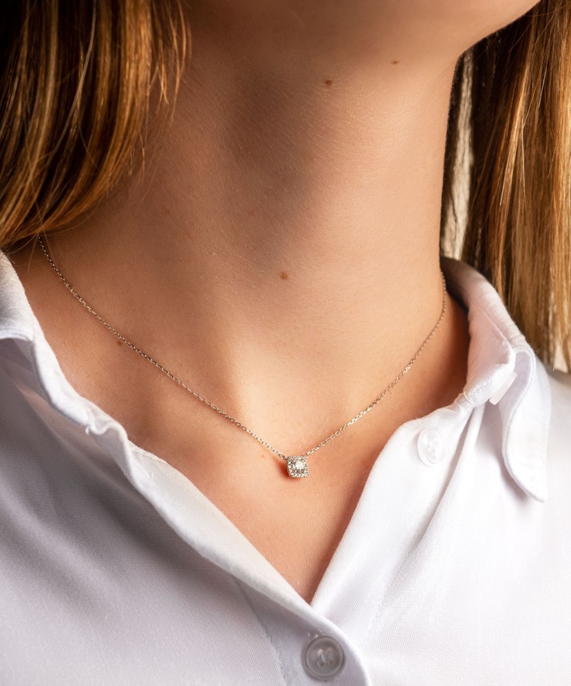 Valgest kullast kett tsirkoonist ripatsiga