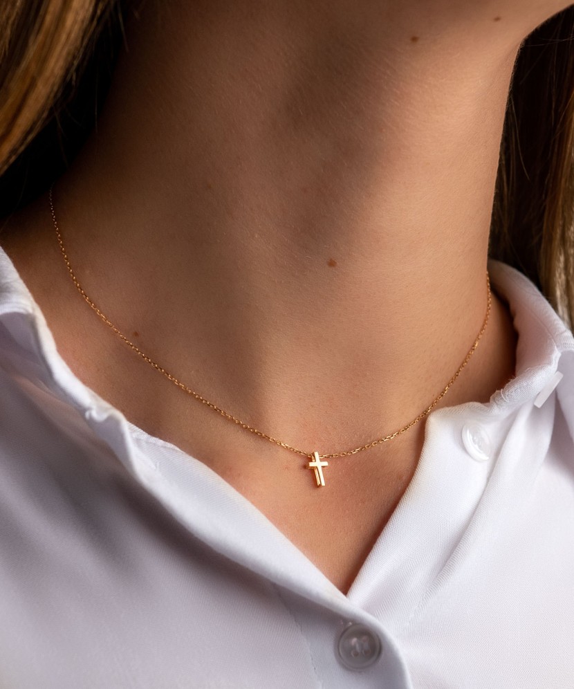 Kuldkett ripatsiga "rist"