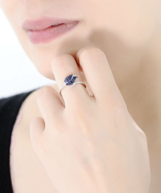 Hõbesõrmus tsirkoonidega