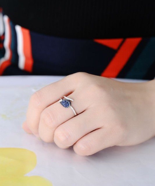 Кольцо из серебра с фианитами