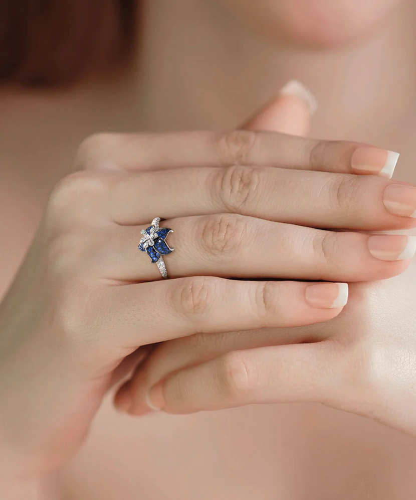 Hõbesõrmus tsirkoonidega  "Lill"