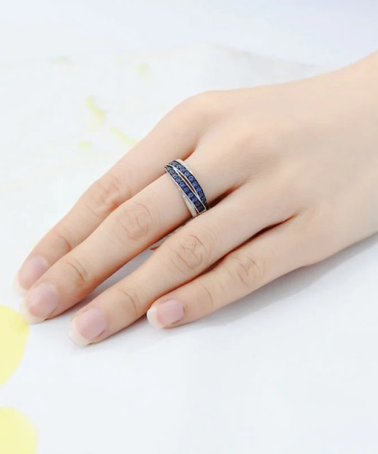 Hõbesõrmus tsirkoonidega