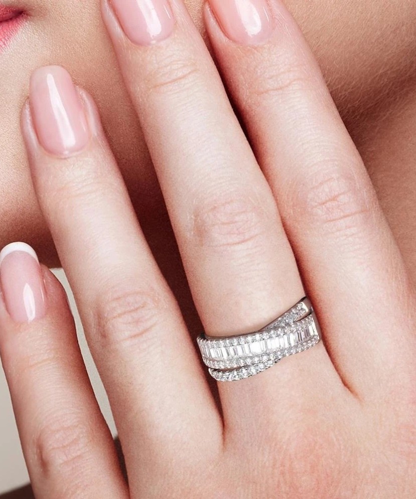 Hõbesõrmus tsirkoonidega