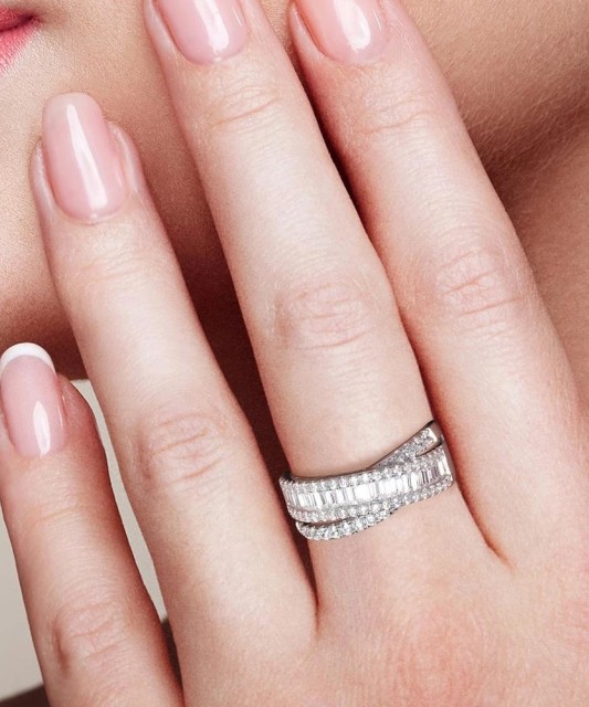 Кольцо из серебра с фианитами