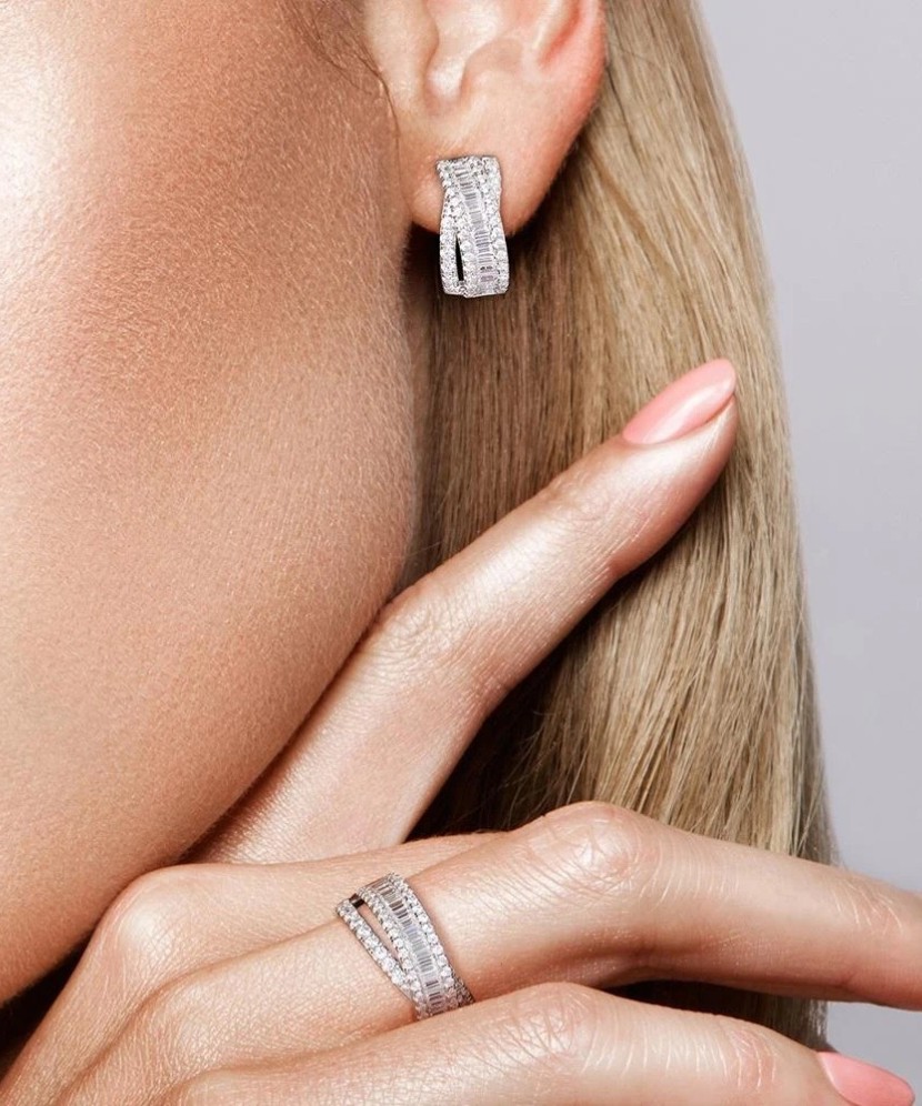 Hõbesõrmus tsirkoonidega