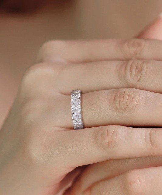 Hõbesõrmus tsirkoonidega