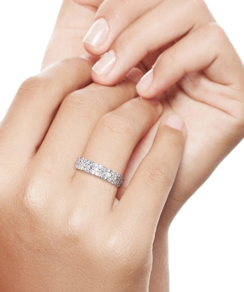 Hõbesõrmus tsirkoonidega