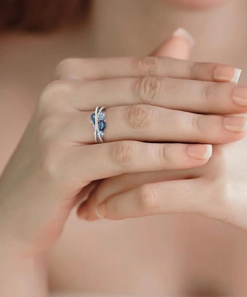 Hõbesõrmus tsirkoonidega ja spinelliga