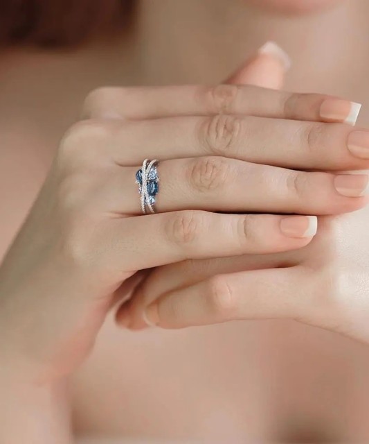 Hõbesõrmus tsirkoonidega ja spinelliga