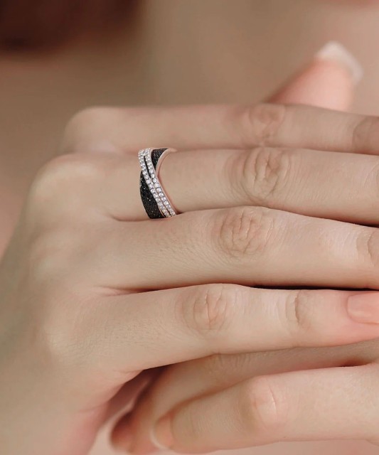 Hõbesõrmus tsirkoonidega ja spinelliga