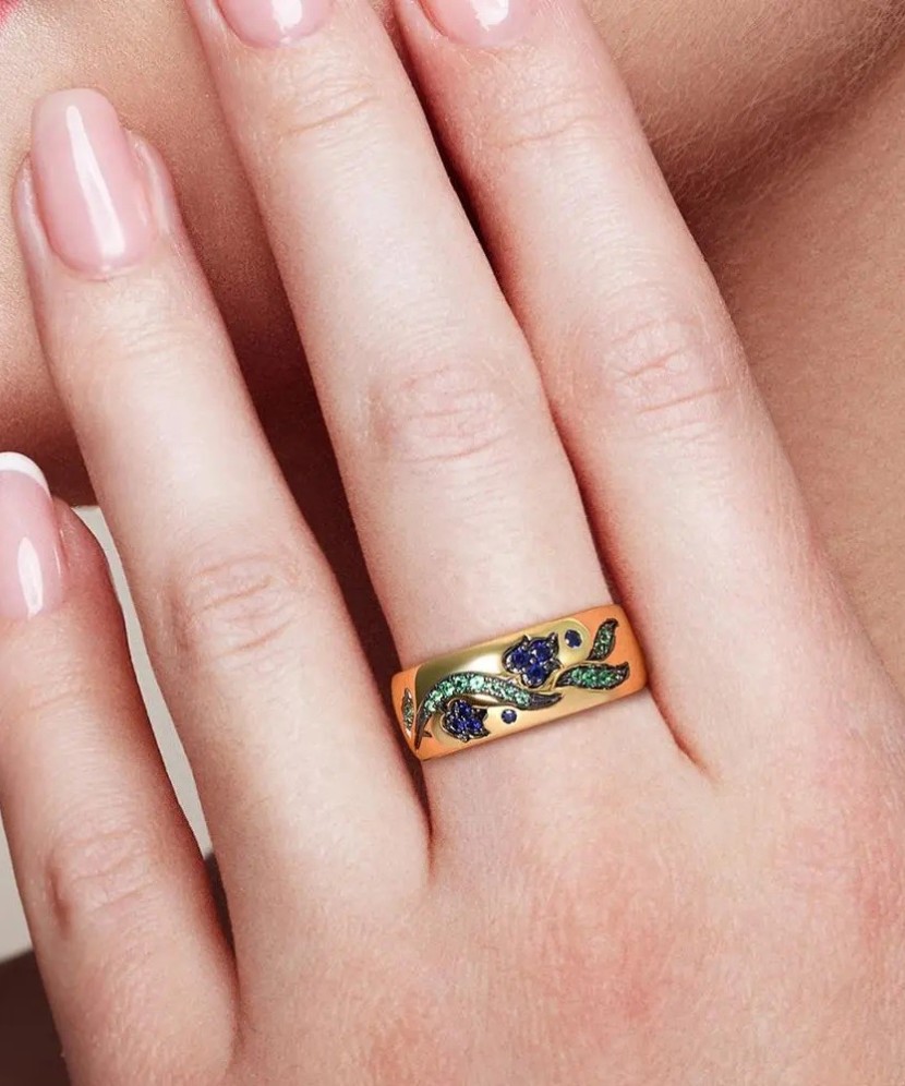 Кольцо из золочёного серебра с фианитами и нано сапфир
