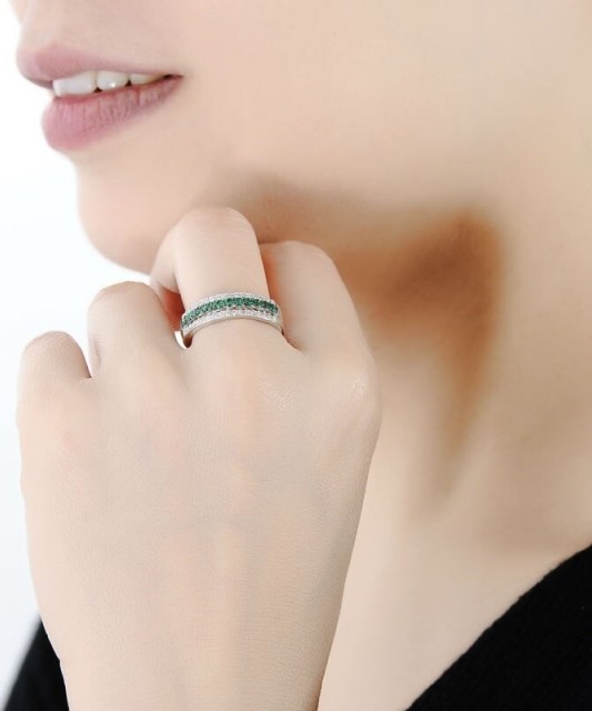 Hõbesõrmus tsirkoonidega ja spinelliga