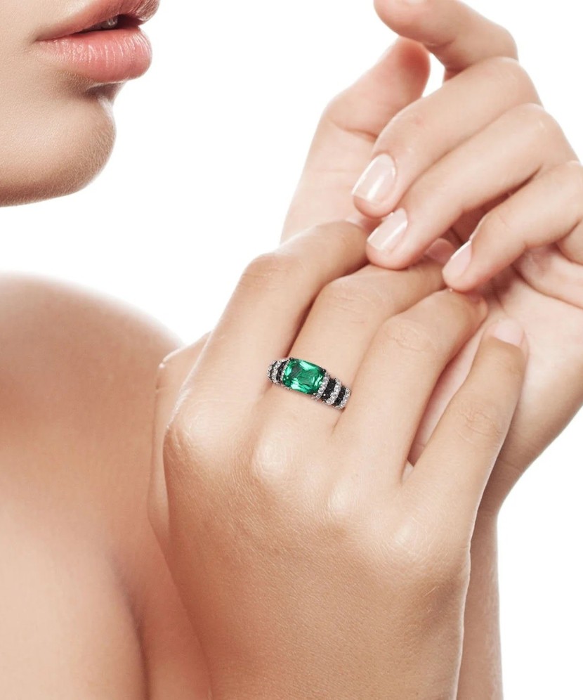 Hõbesõrmus tsirkoonidega ja spinelliga