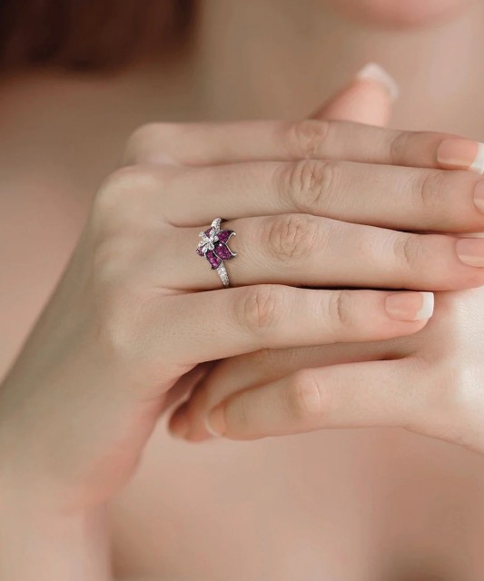 Hõbesõrmus tsirkoonide ja nanorubiiniga "Lill"