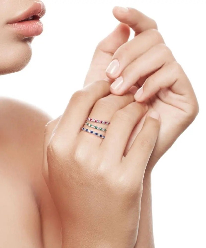 Hõbesõrmus tsirkoonide ja nanorubiiniga