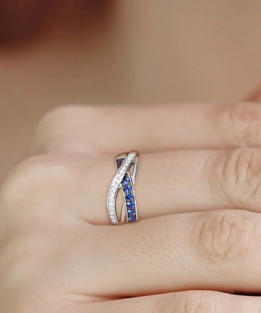 Hõbesõrmus tsirkoonidega