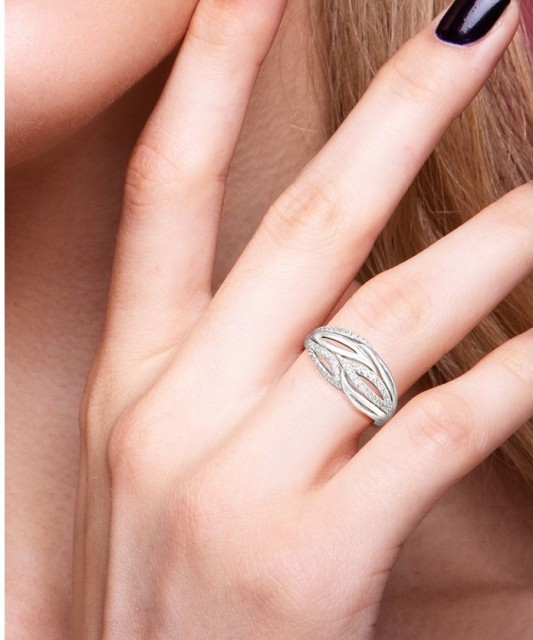 Кольцо из серебра с фианитами