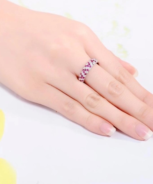 Hõbesõrmus tsirkoonide ja nanorubiiniga