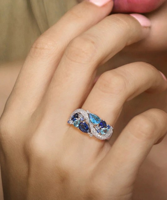 Hõbesõrmus tsirkoonidega