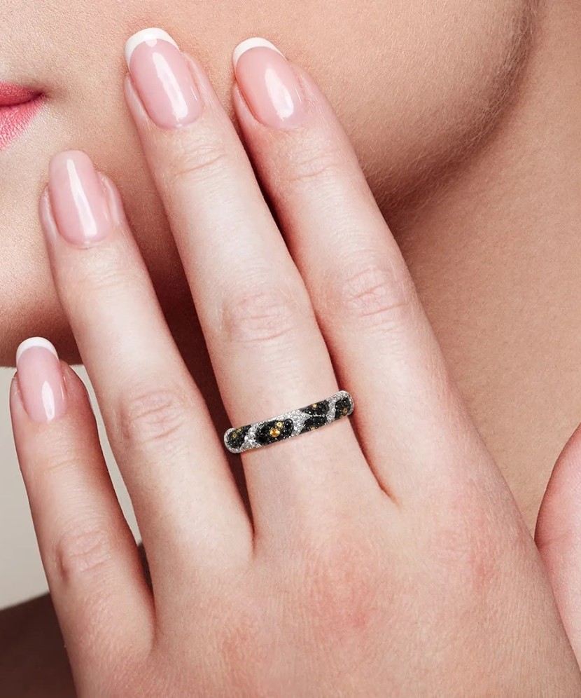 Hõbesõrmus tsirkoonidega ja spinelliga