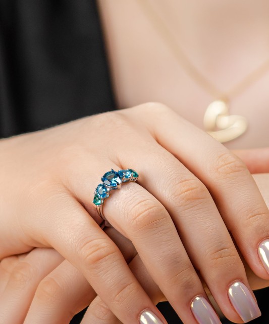 Hõbesõrmus tsirkoonidega